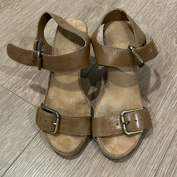 Aerosoles Tan 4” Heeled Sandals - Picture 1 of 7